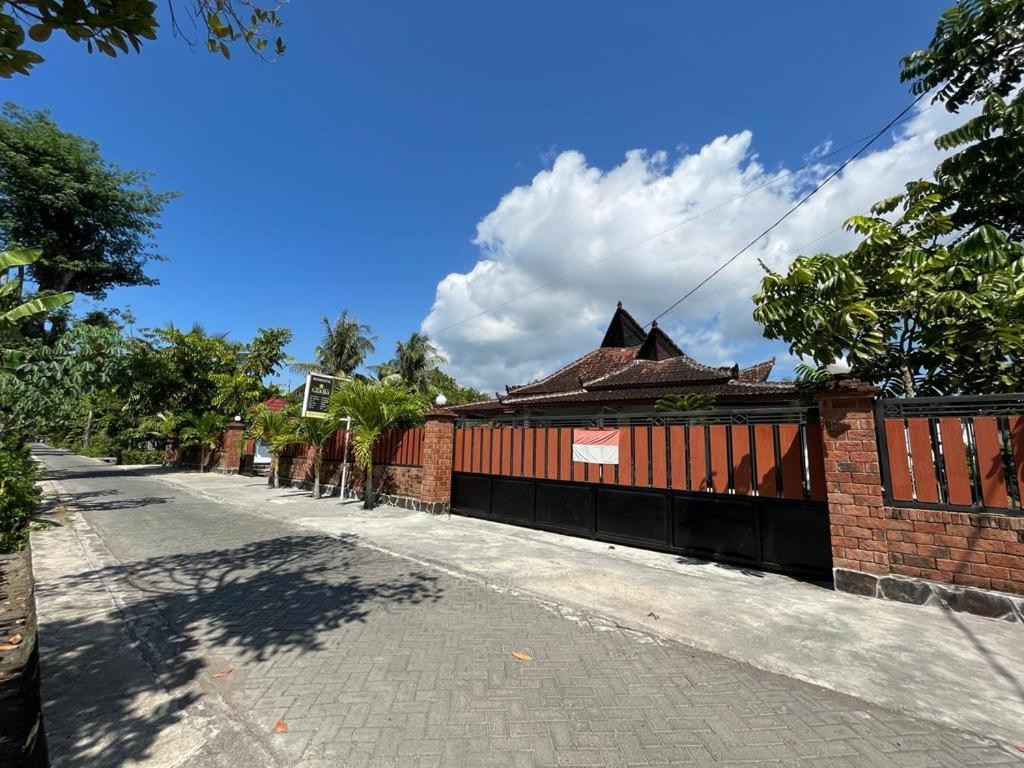 Capital O 92615 Villa Utama D'Alas Purwo Ringinpintu Exterior photo